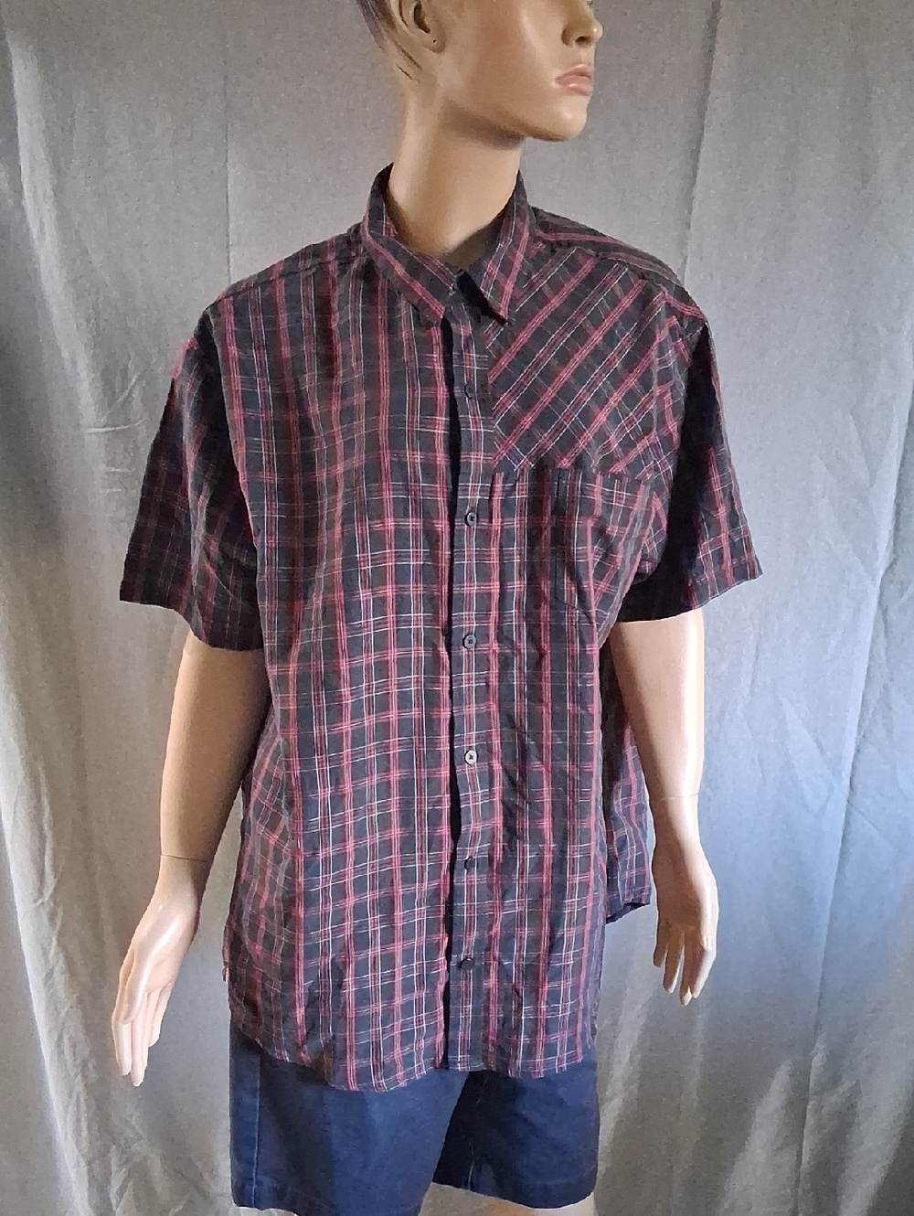 Men's Short-Sleeve Plaid Button-Down Shirt in Black and Red
